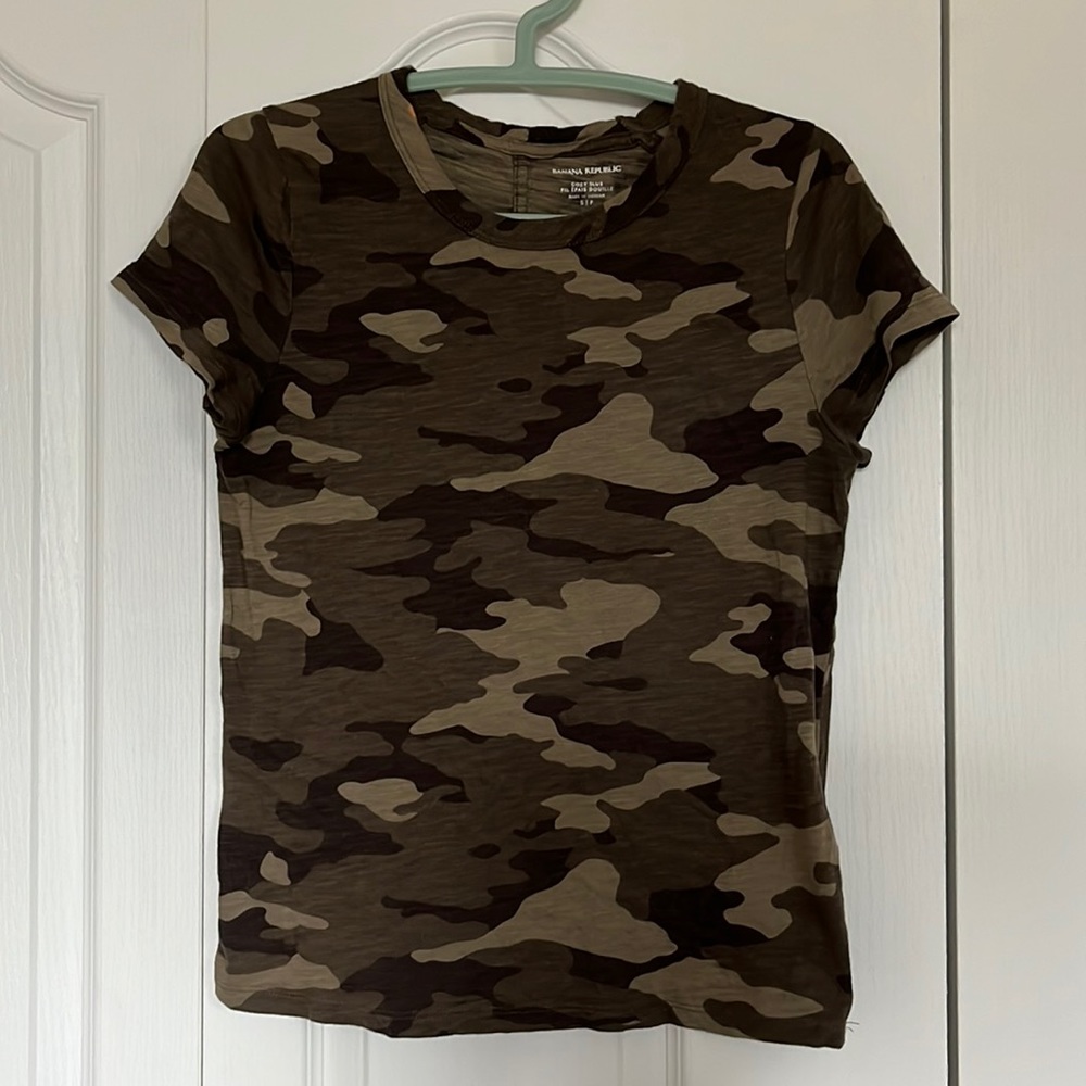 💫2/$20 Banana Republic Camo print T-shirt size small